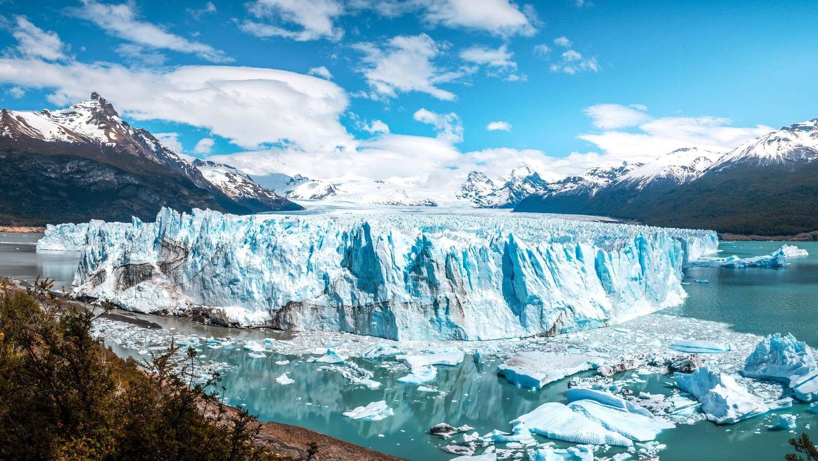 Mur de glace au lac de glacier turquoise Mur de glace au lac de glacier turquoise