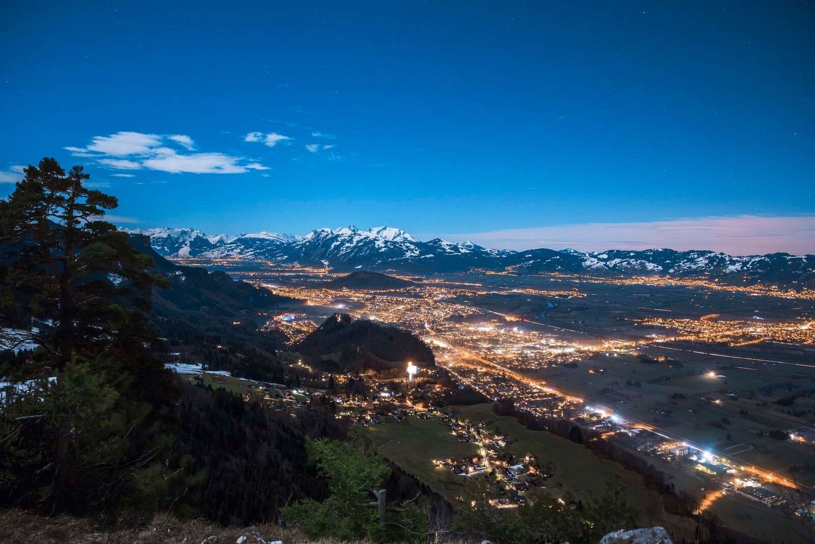 Vision nocturne sur la ville de la vallée alpine