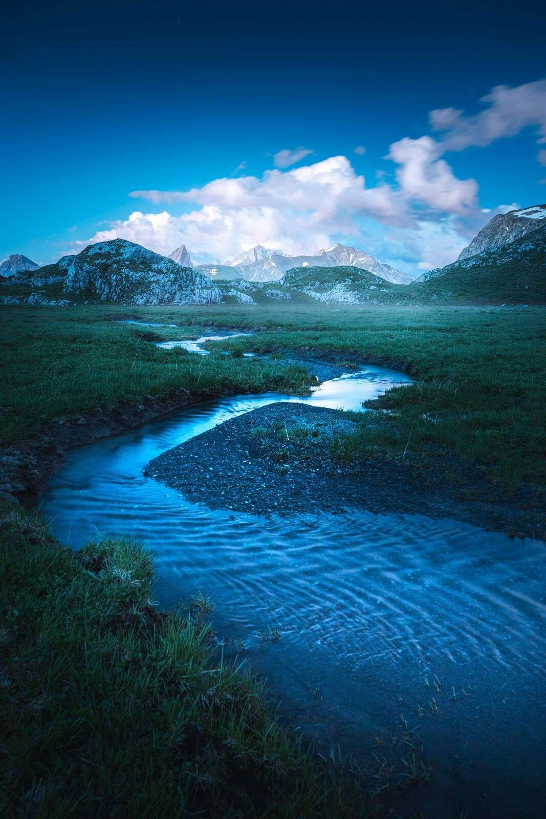 Ruisseau de montagne sous un ciel du soir bleu