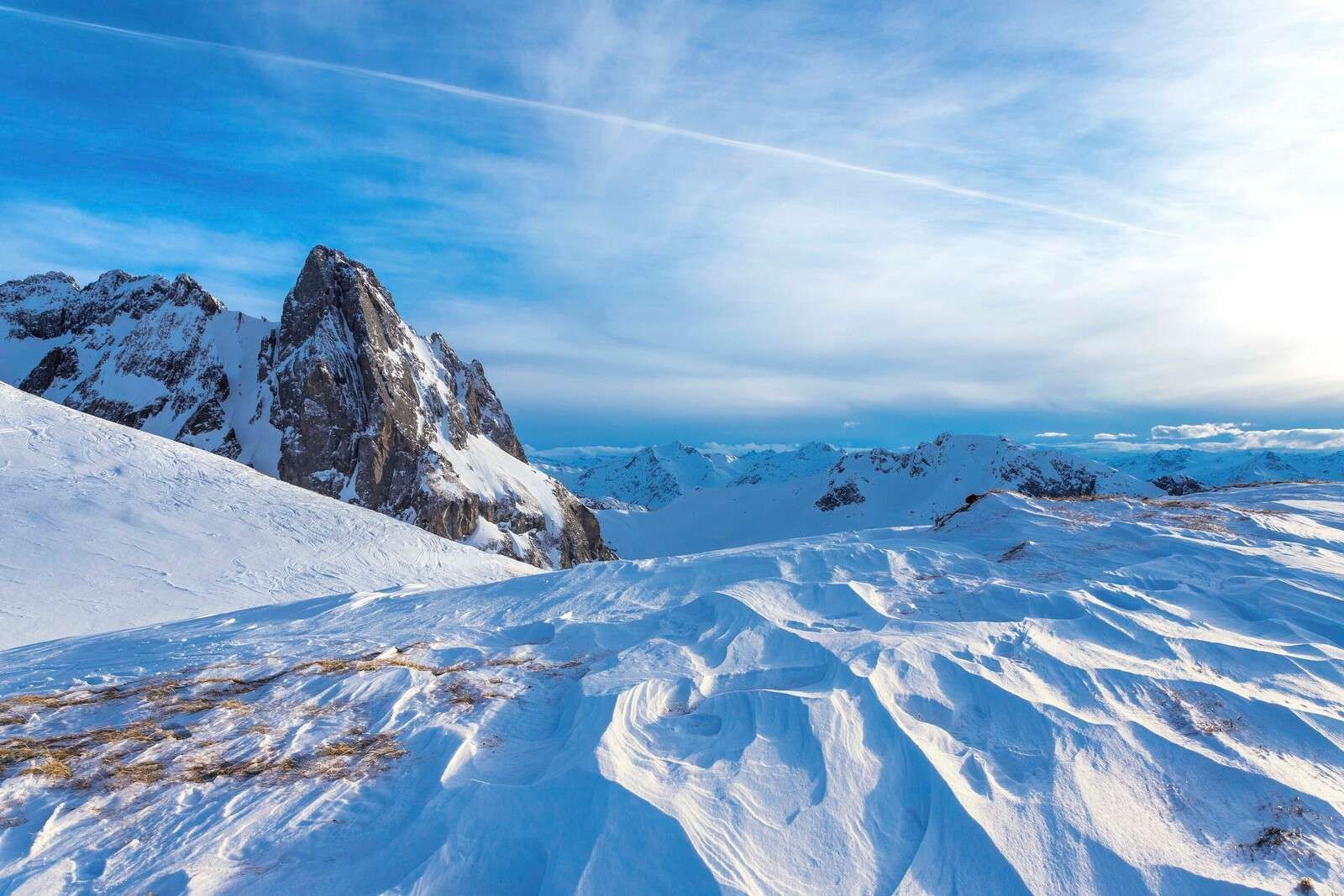 Sommets glacés et lumière d'hiver