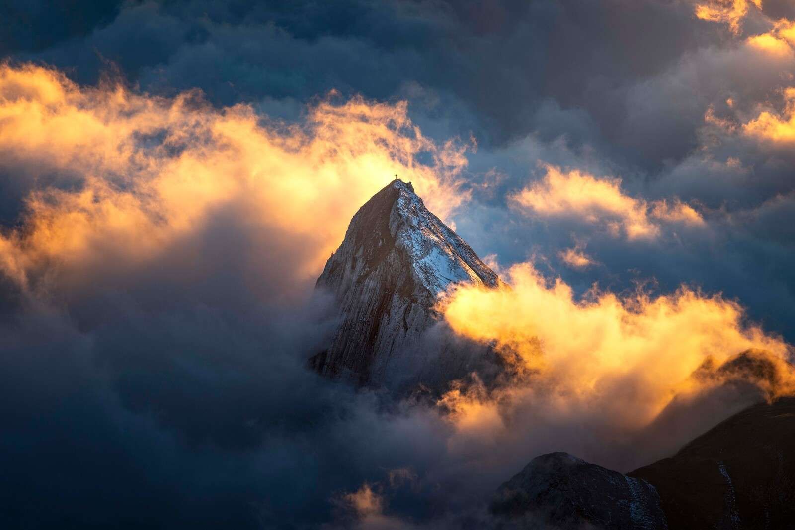 Sommet de montagne dans une mer de nuages ardents