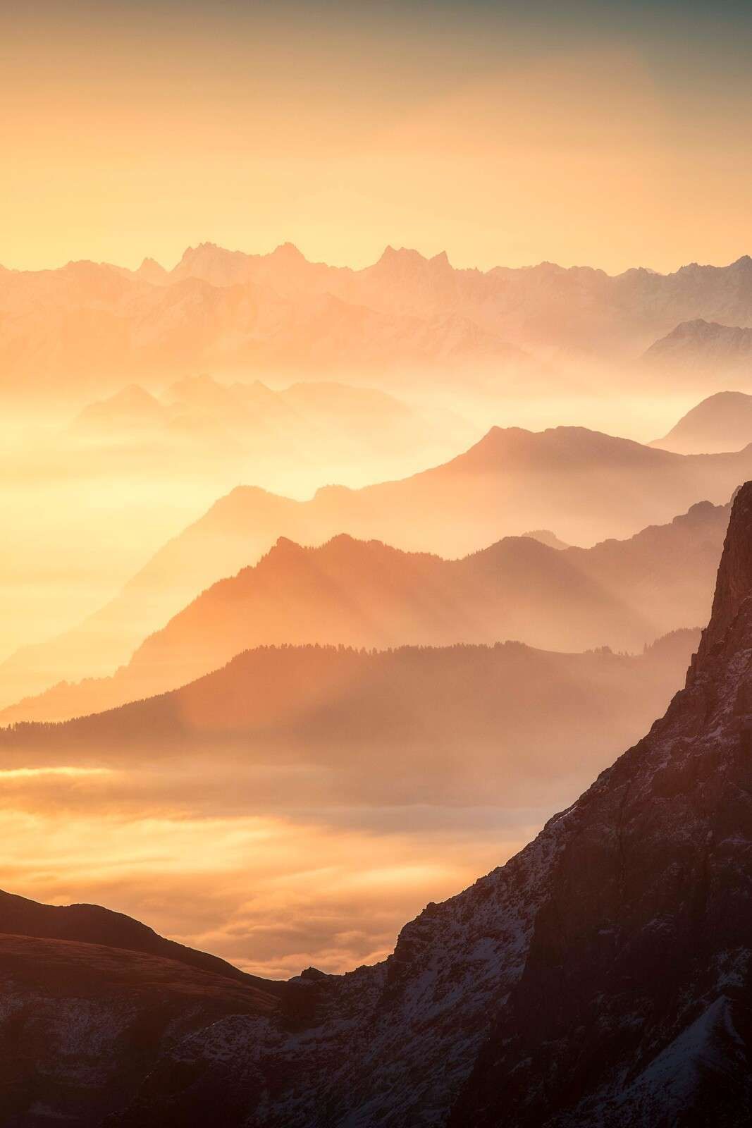 Silhouettes de montagnes en couches au lever du soleil