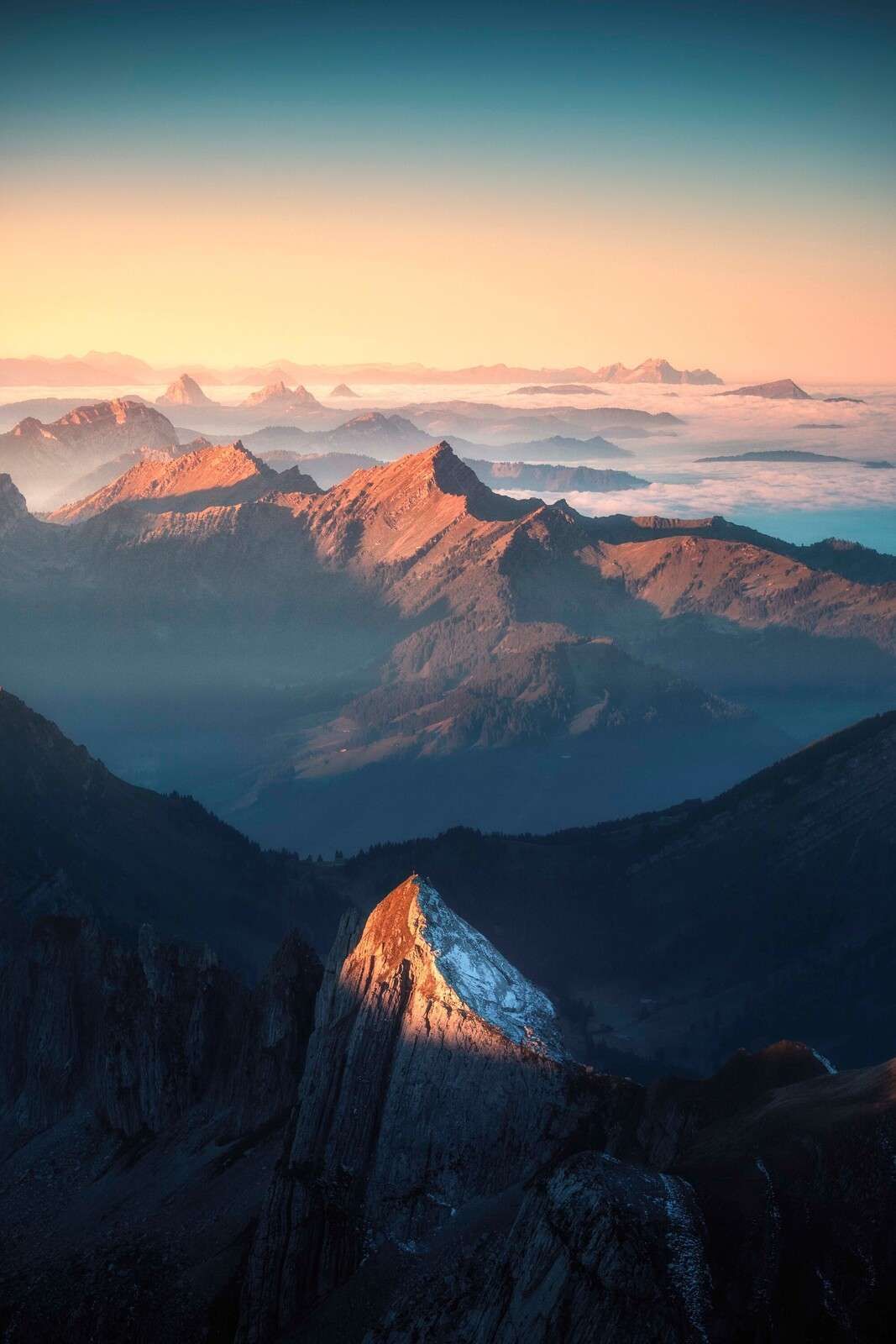 Première lumière du soleil sur la crête de la montagne.