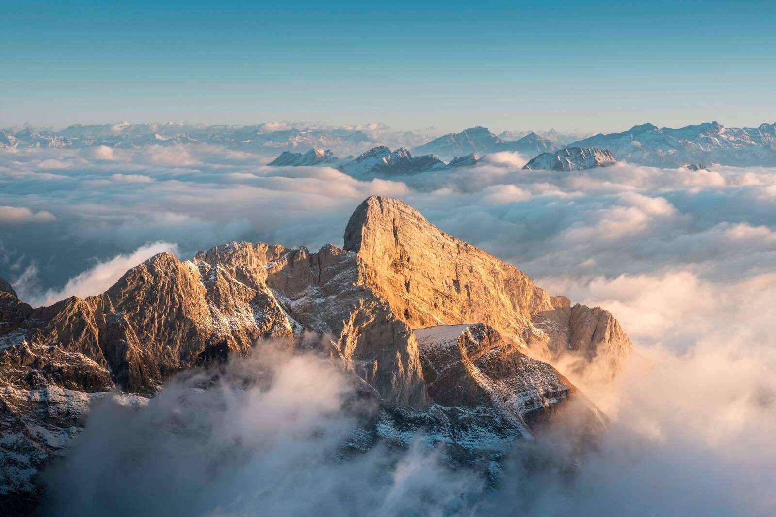 Sommet enneigé dans la lueur du matin