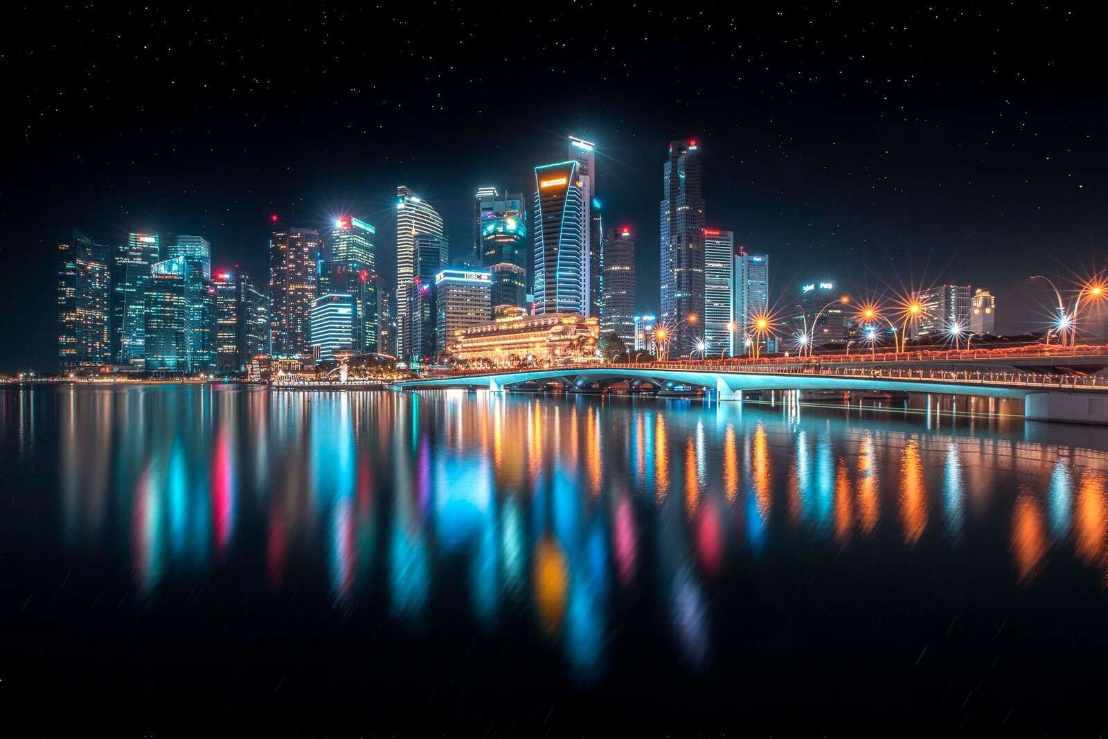 Réflexions de lumière sur la skyline moderne