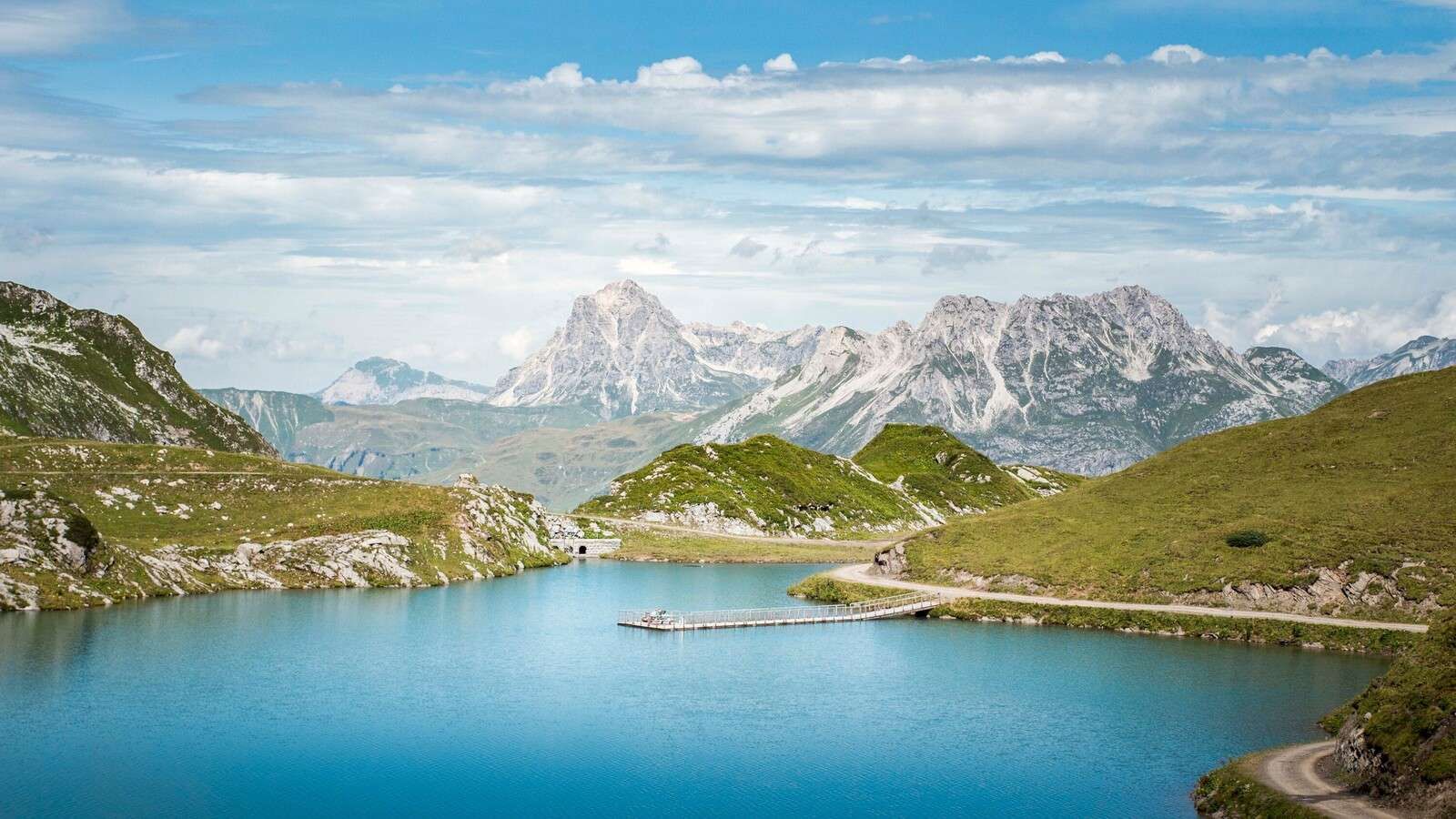 Lac clair dans la vallée estivale. Lac clair dans la vallée estivale.