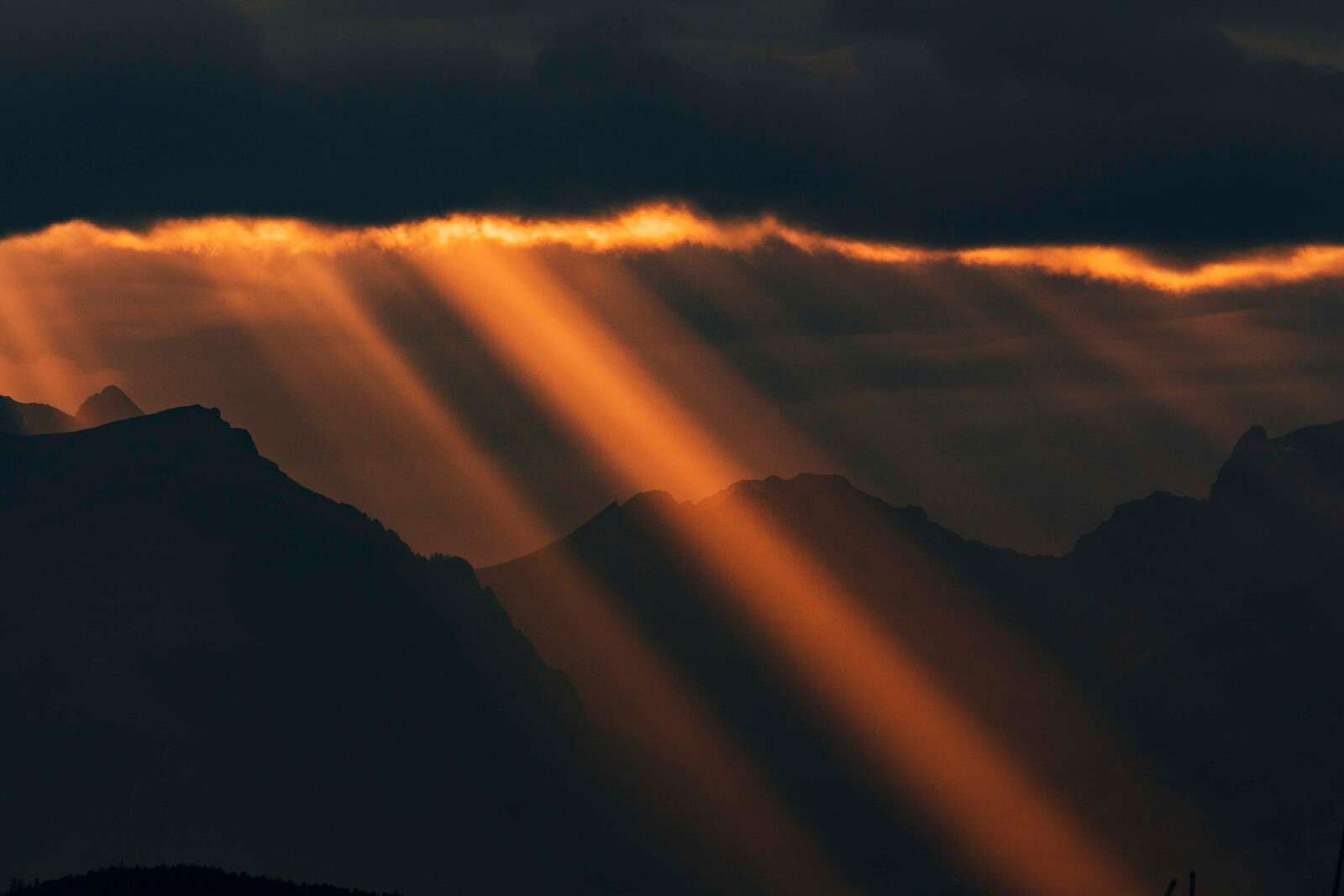 Rayons de soleil dorés sur le profil des montagnes
