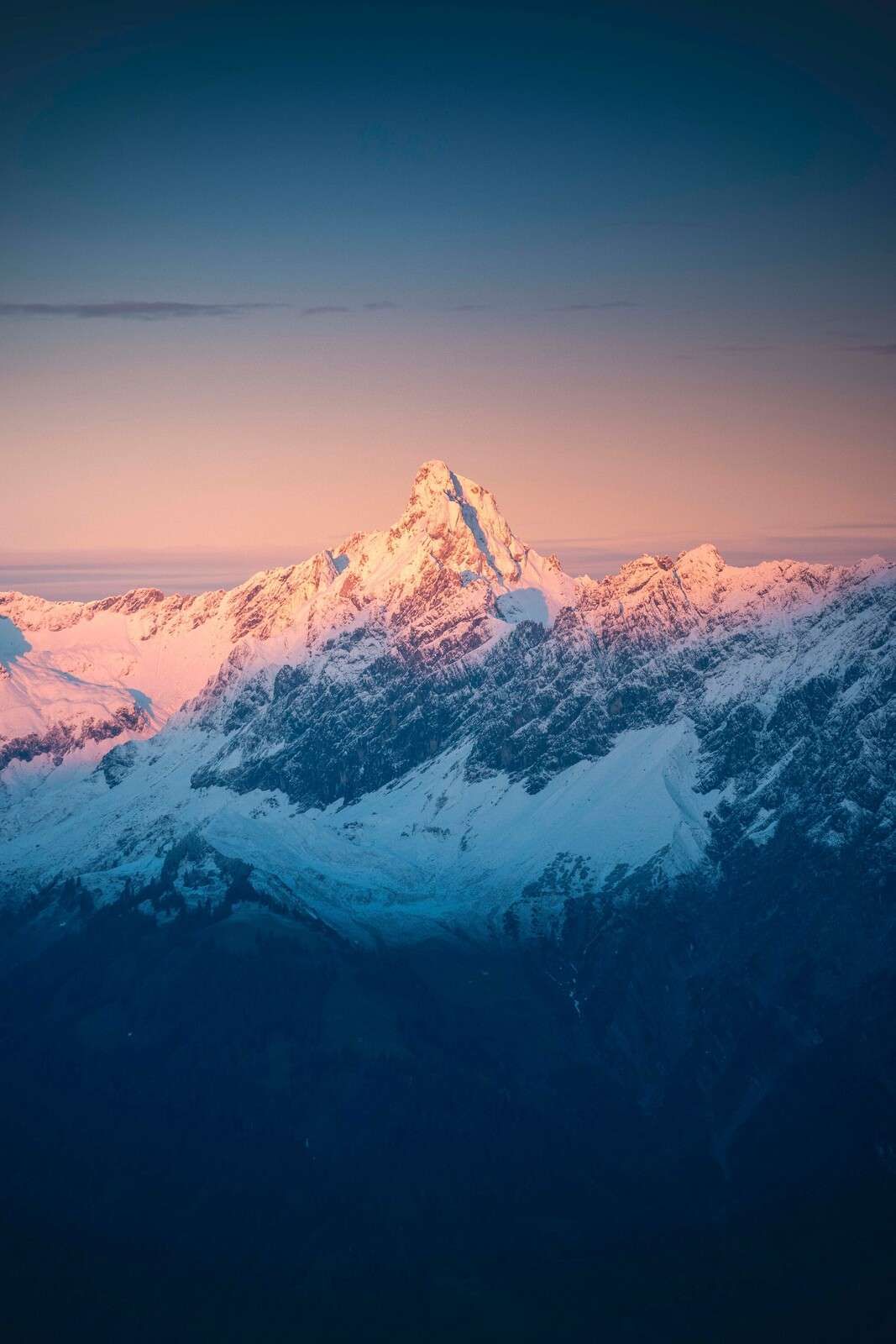 Lumière du soir sur les sommets enneigés de montagne