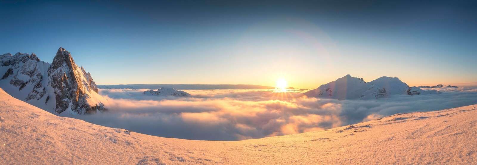 Lever de soleil sur les montagnes d'hiver