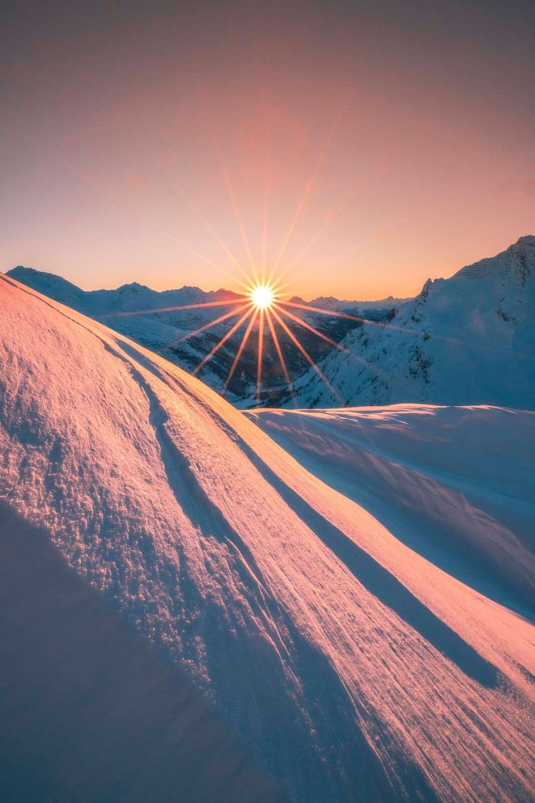 Lumière du soleil sur une pente enneigée