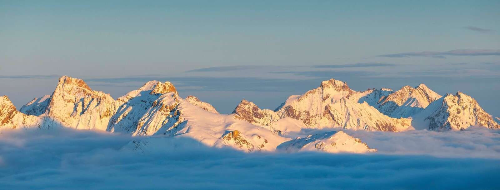 Éclat doré sur les sommets des montagnes