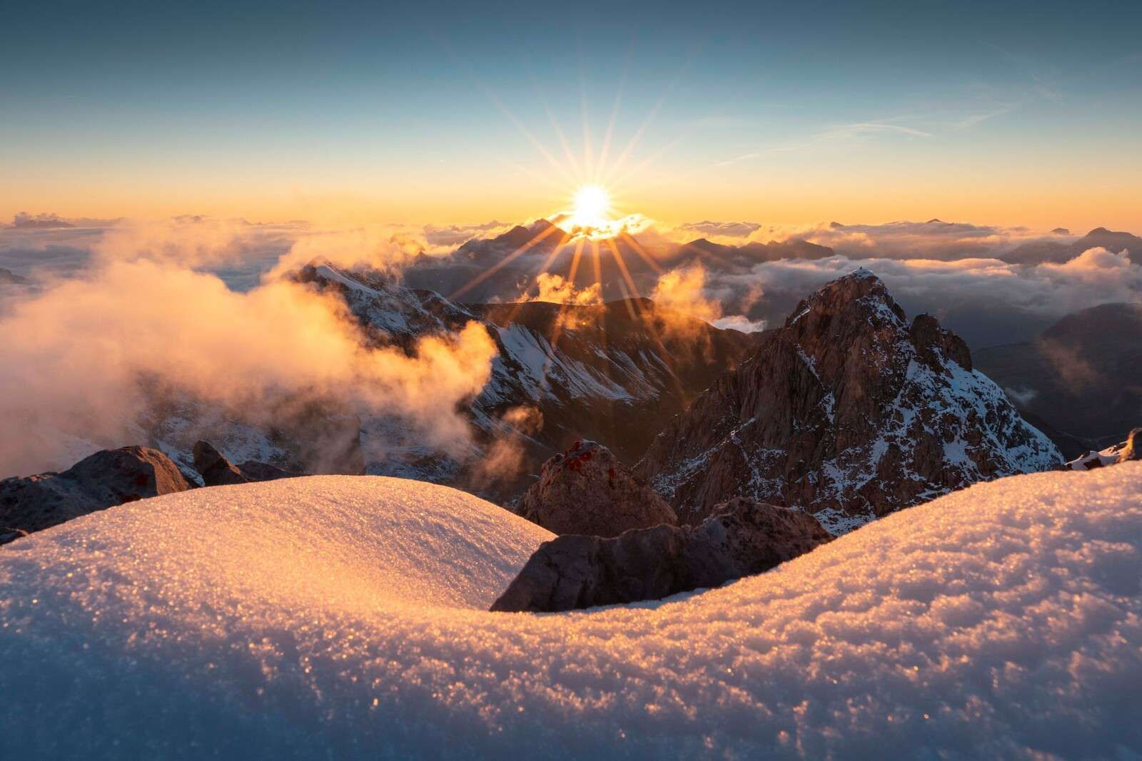 Lumière du soir sur les montagnes enneigées
