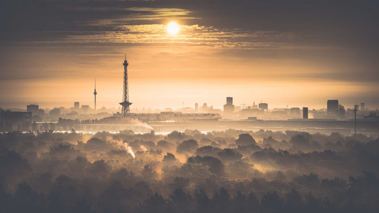 Lever de soleil brumeux sur Berlin