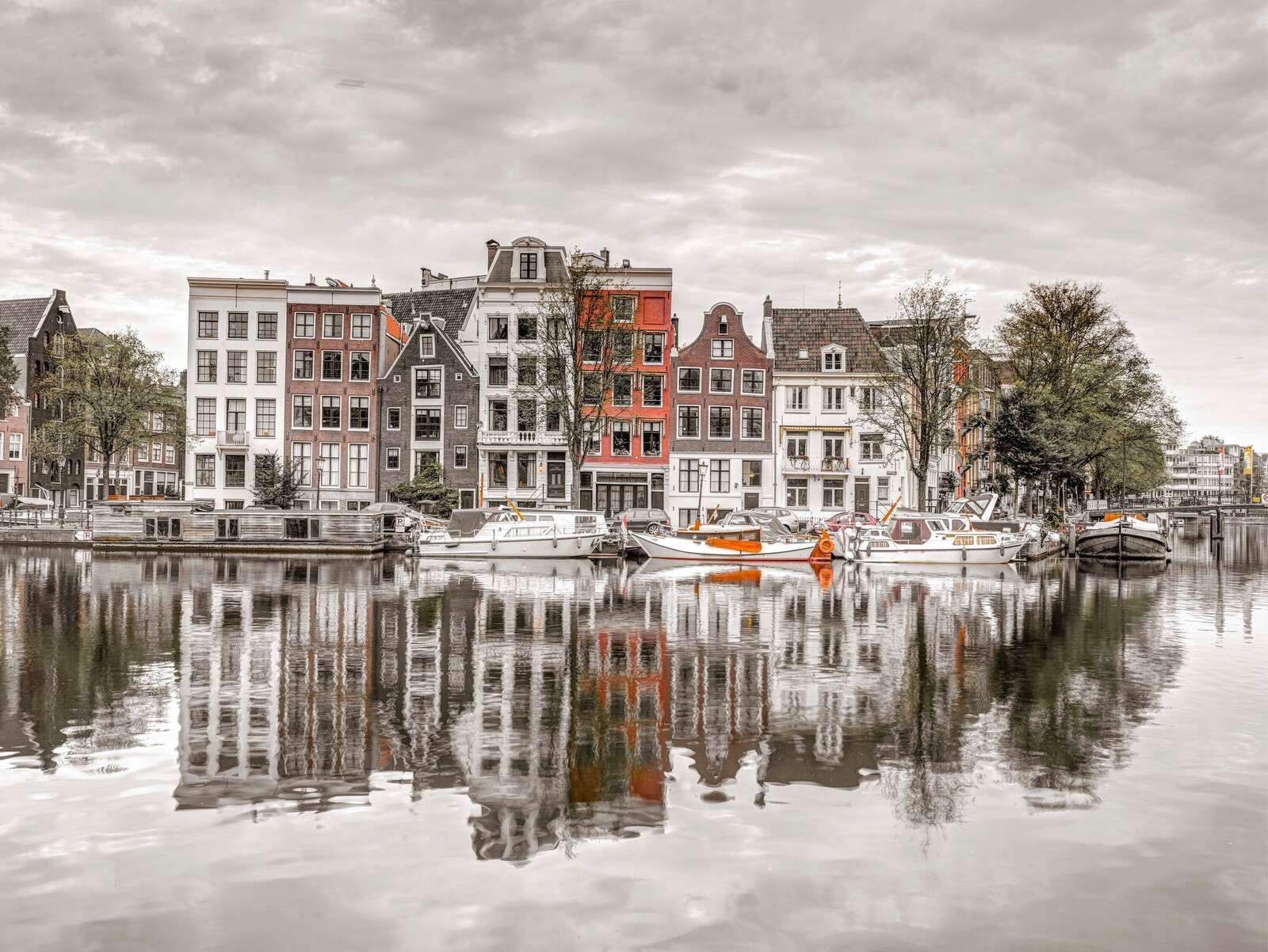 Maisons de ville d'Amsterdam le long du canal