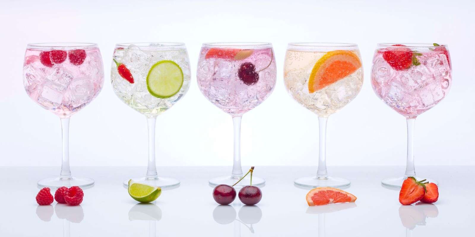 Différents types de verres à gin alignés