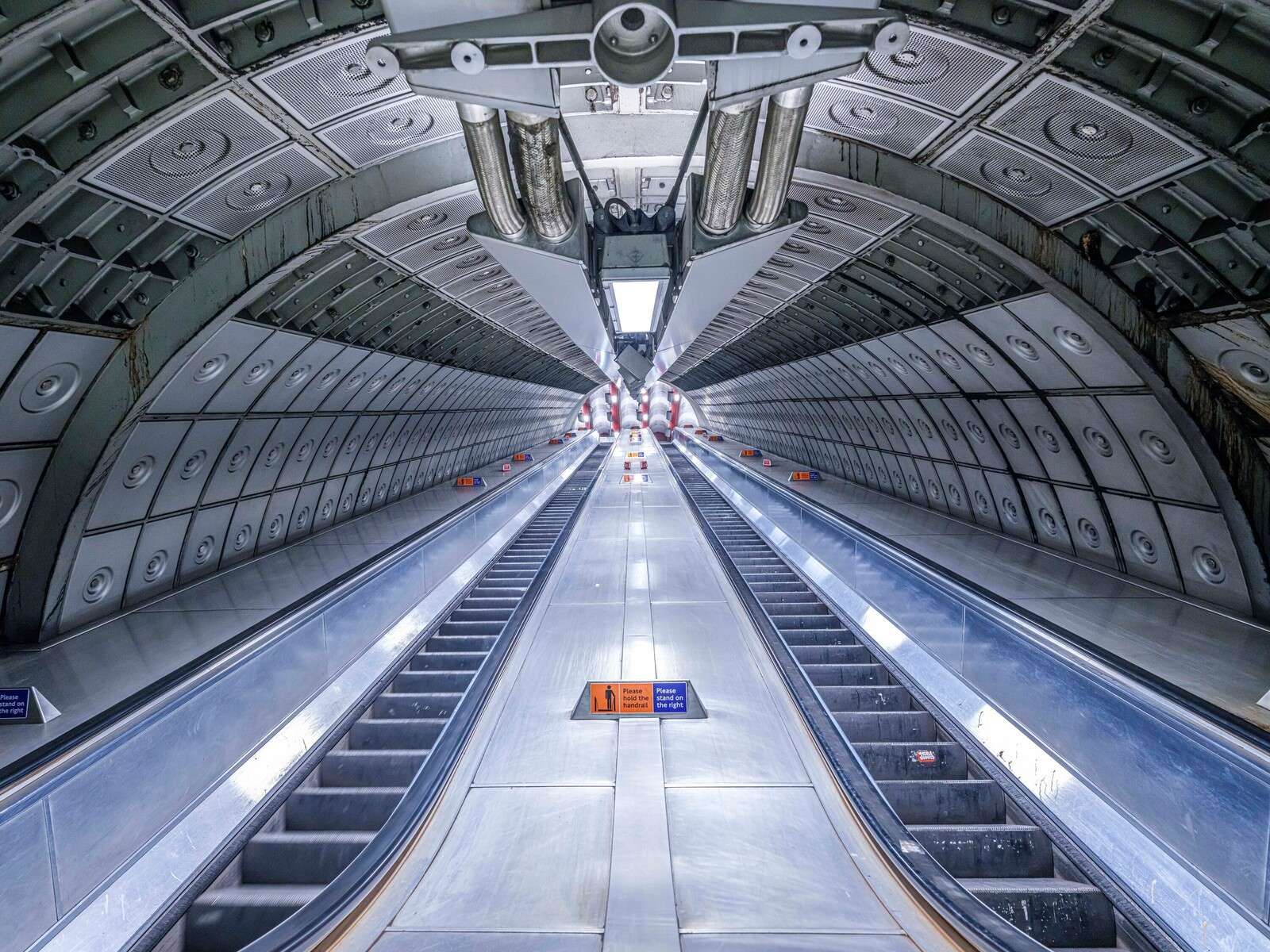 Escalator à la station de métro, Londres