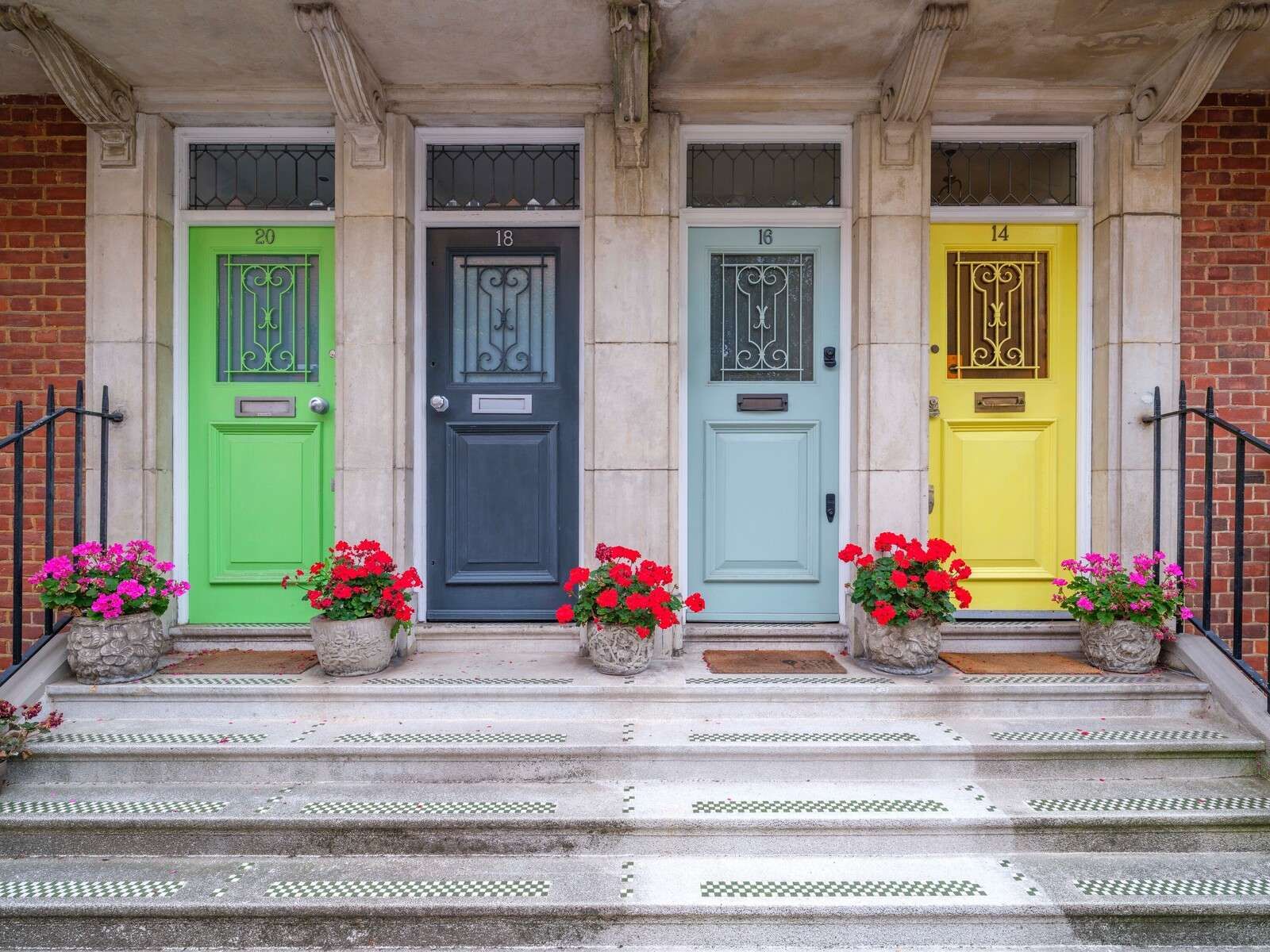 Portes multicolores d'un immeuble résidentiel, Londres