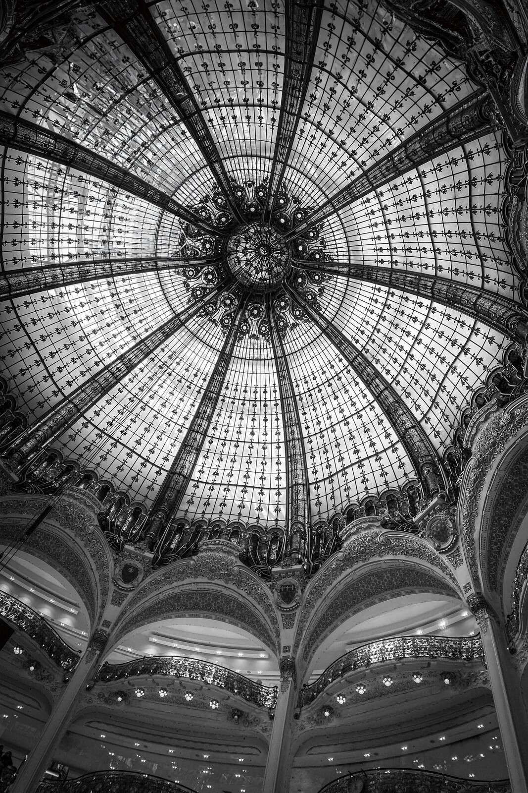 Dôme ornemental en noir et blanc.