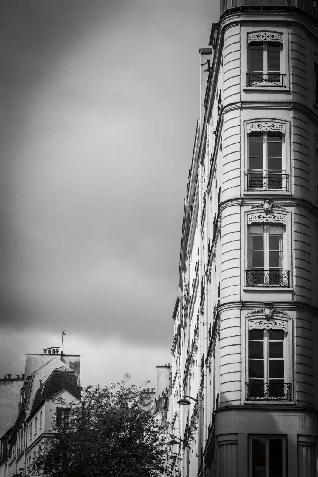 Façade parisienne dans une douce lumière d'ombre.