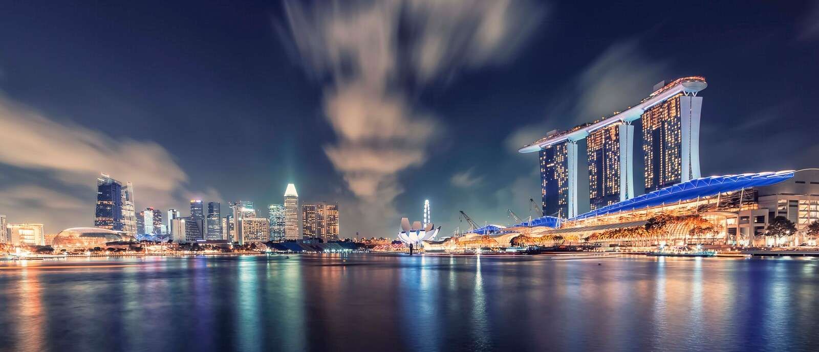 Le front de mer rencontre des lumières futuristes.