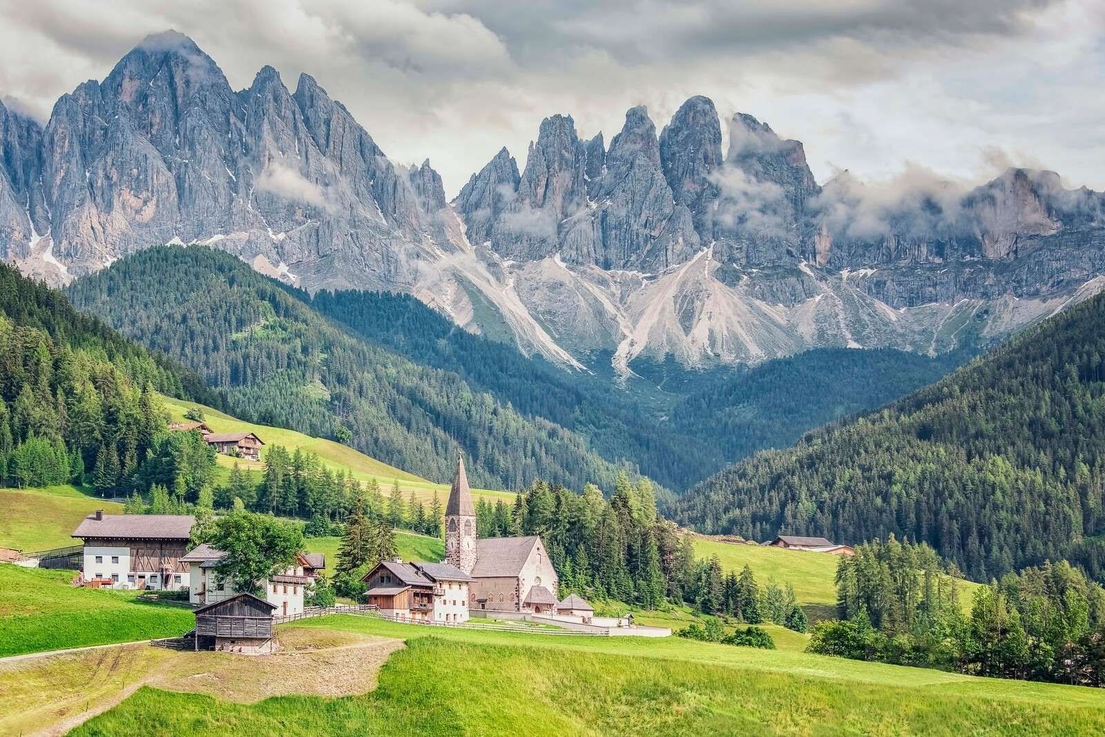 Village alpin dans une vallée verte