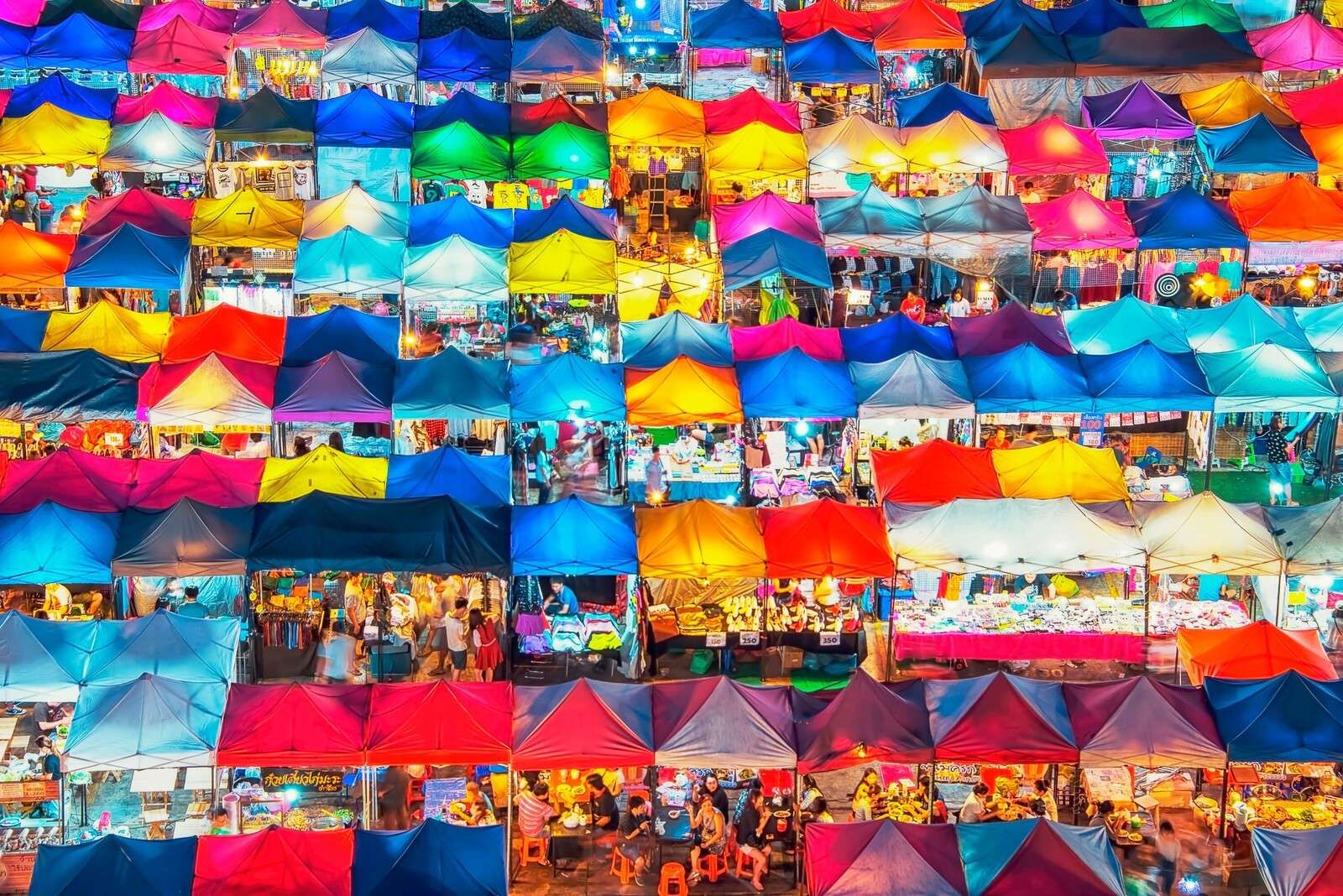 Kleurendakjes op de avondmarkt