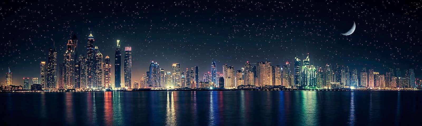 Lumière de lune sur la ligne d'horizon scintillante