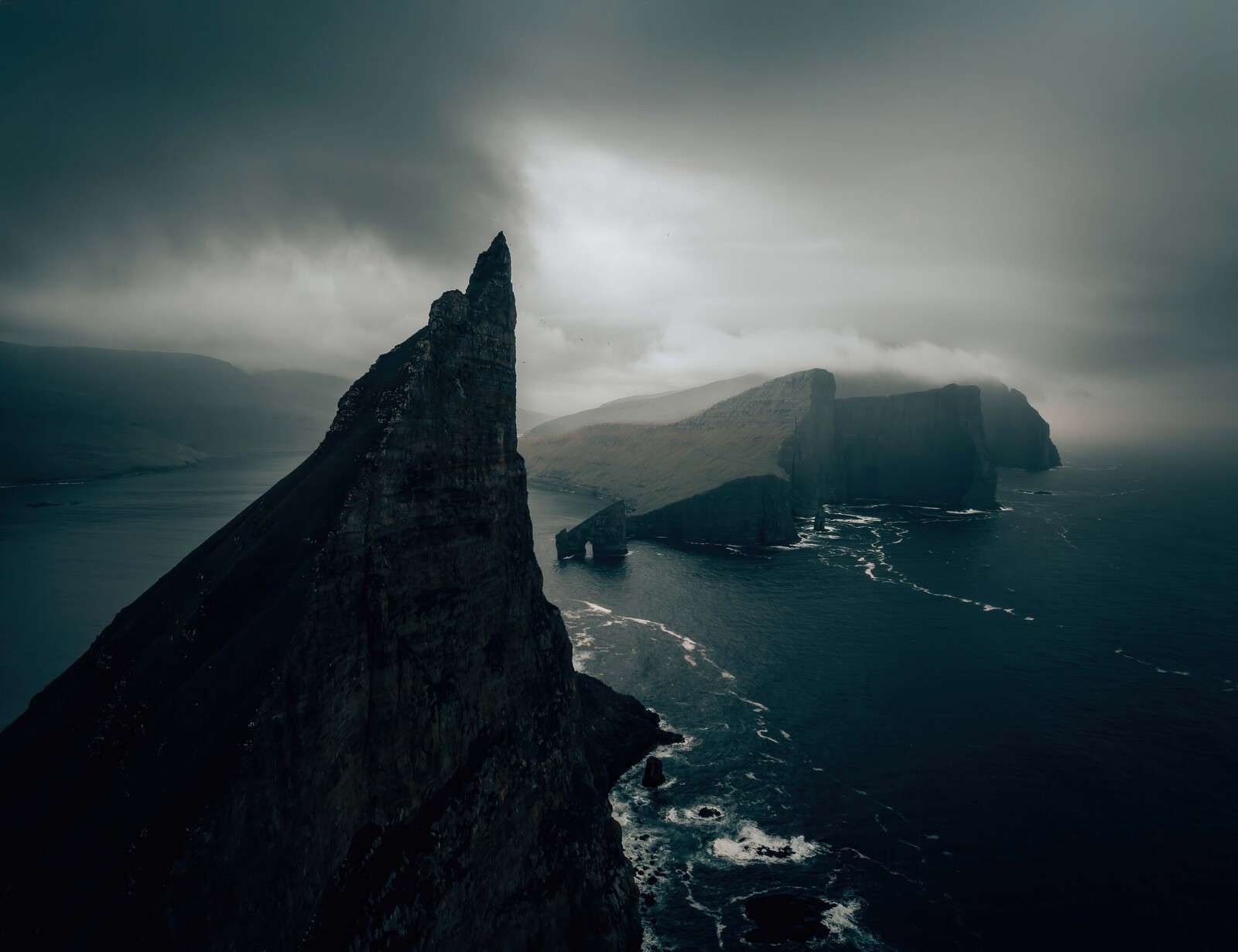 Côte rocheuse dans la brume