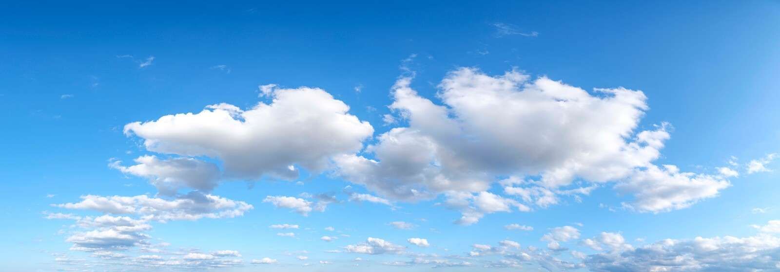 Nuages blancs dans un ciel bleu
