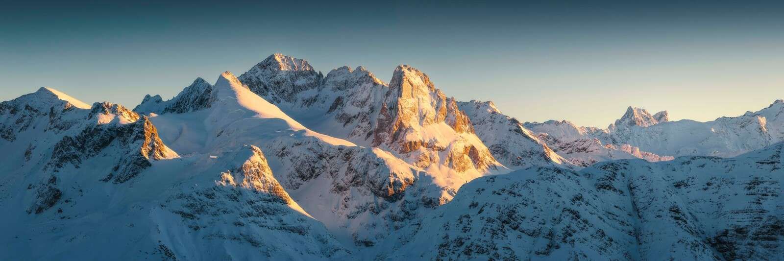 Soleil d‚Äôhiver sur les sommets des montagnes